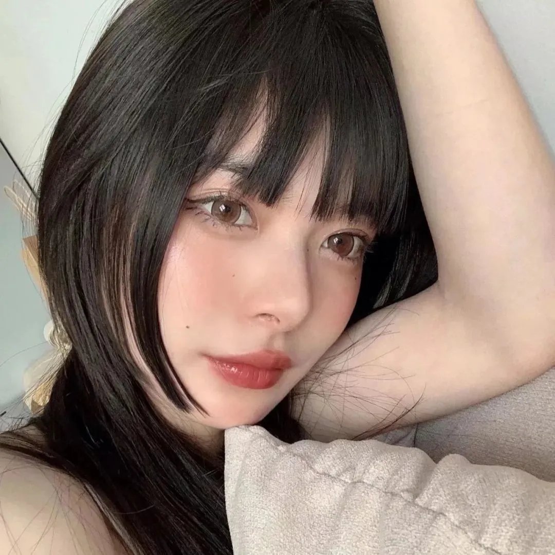 给小酒馆女子喝高杯酒